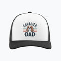Stylowa czapka trucker z motywem Cavalier King Charles Spaniela i napisem Cavalier Dad. Idealny prezent dla właściciela psa i miłośnika rasy.