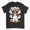 Urocza koszulka Halloween z Cavalier King Charles Spanielem i motywem „BOO”. Idealna dla miłośników psów, jesiennych klimatów i halloweenowych stylizacji.