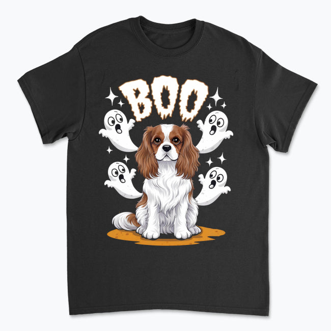 Urocza koszulka Halloween z Cavalier King Charles Spanielem i motywem „BOO”. Idealna dla miłośników psów, jesiennych klimatów i halloweenowych stylizacji.