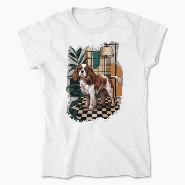 Stylowa damska koszulka Cavalier King Charles Spaniel z elegancką ilustracją Cavaliera Blenheim. Miękka bawełna Ring-Spun, kobiecy krój i wyjątkowy pomysł na prezent dla miłośniczki psów.