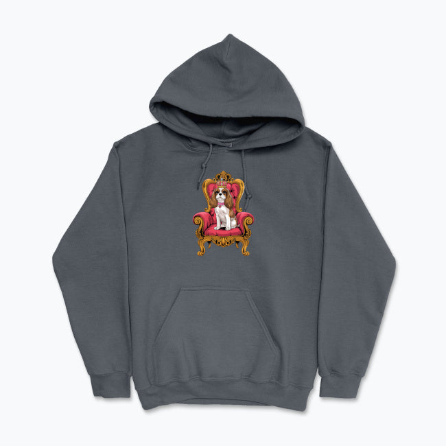 Stylowa bluza z kapturem z Cavalier King Charles Spanielem siedzącym na królewskim tronie. Idealny prezent dla właścicieli Cavalierów i miłośników psów.