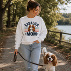 Modelka w bluzie Cavalier Mom z psem Cavalier King Charles Spaniel Blenheim na spacerze